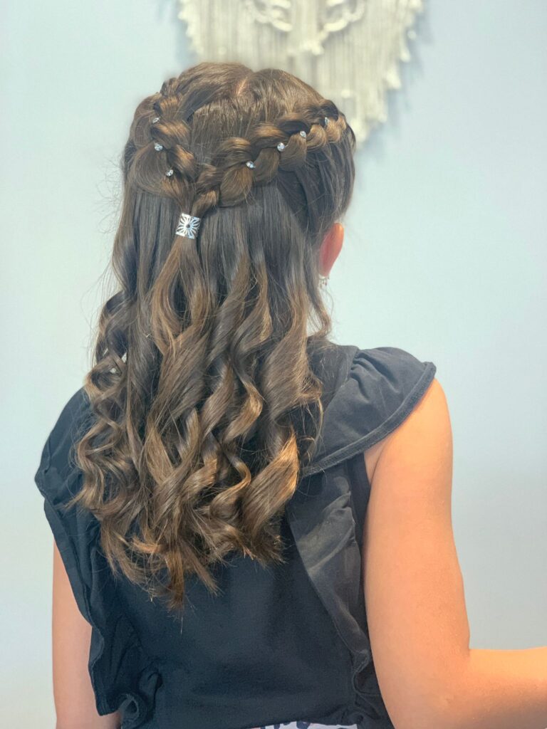 Trenzas decoradas Tupelu Peluquería Ainsa Sobrarbe