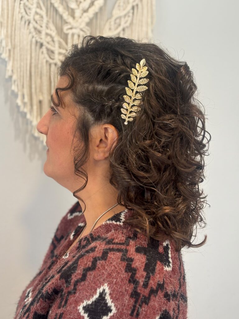 Peinado elegante con ondas y trenza lateral, Tupelu Aínsa