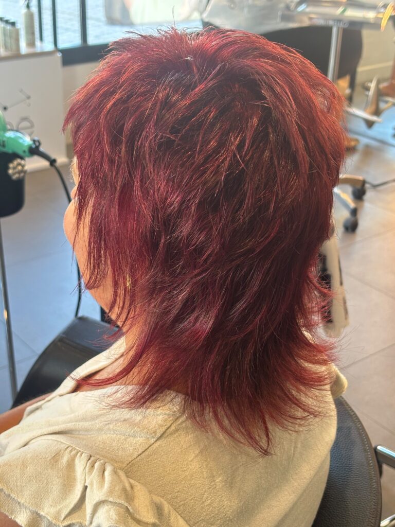 Corte mullet con color intenso realizado en Tupelu Aínsa