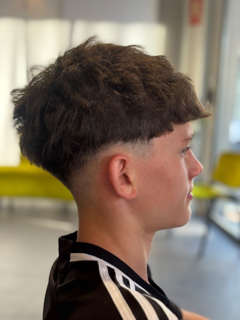 Corte de cabello degradado con contraste, Tupelu Peluquería Aínsa